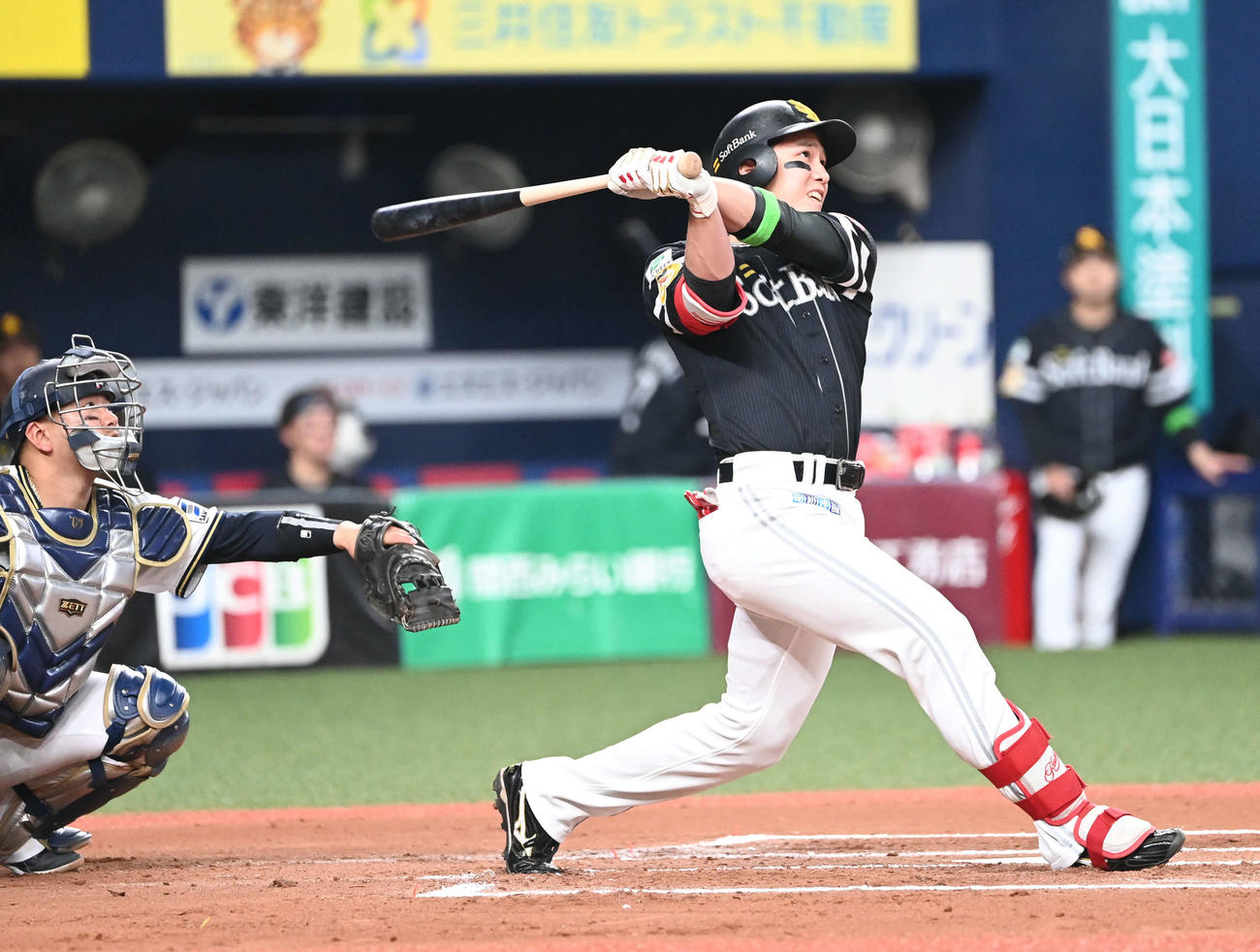オリックス対ソフトバンク　6回表ソフトバンク1死一塁、右中間に2点本塁打を放つ栗原（撮影・和賀正仁）