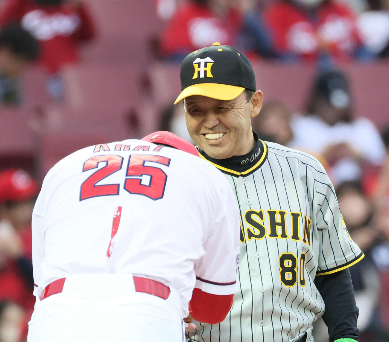 広島対阪神　メンバー表の交換をする阪神岡田監督（奥）と広島新井監督（撮影・加藤孝規）
