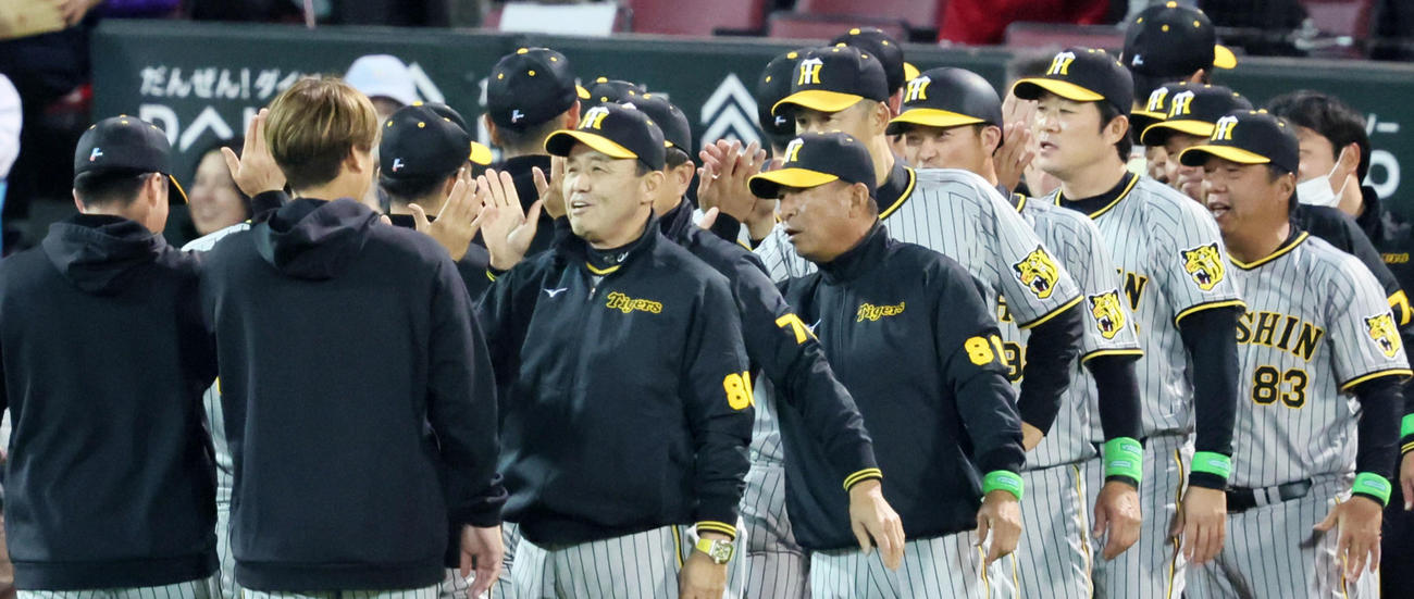 広島対阪神　広島に勝利しナインを迎える岡田監督（撮影・加藤哉）