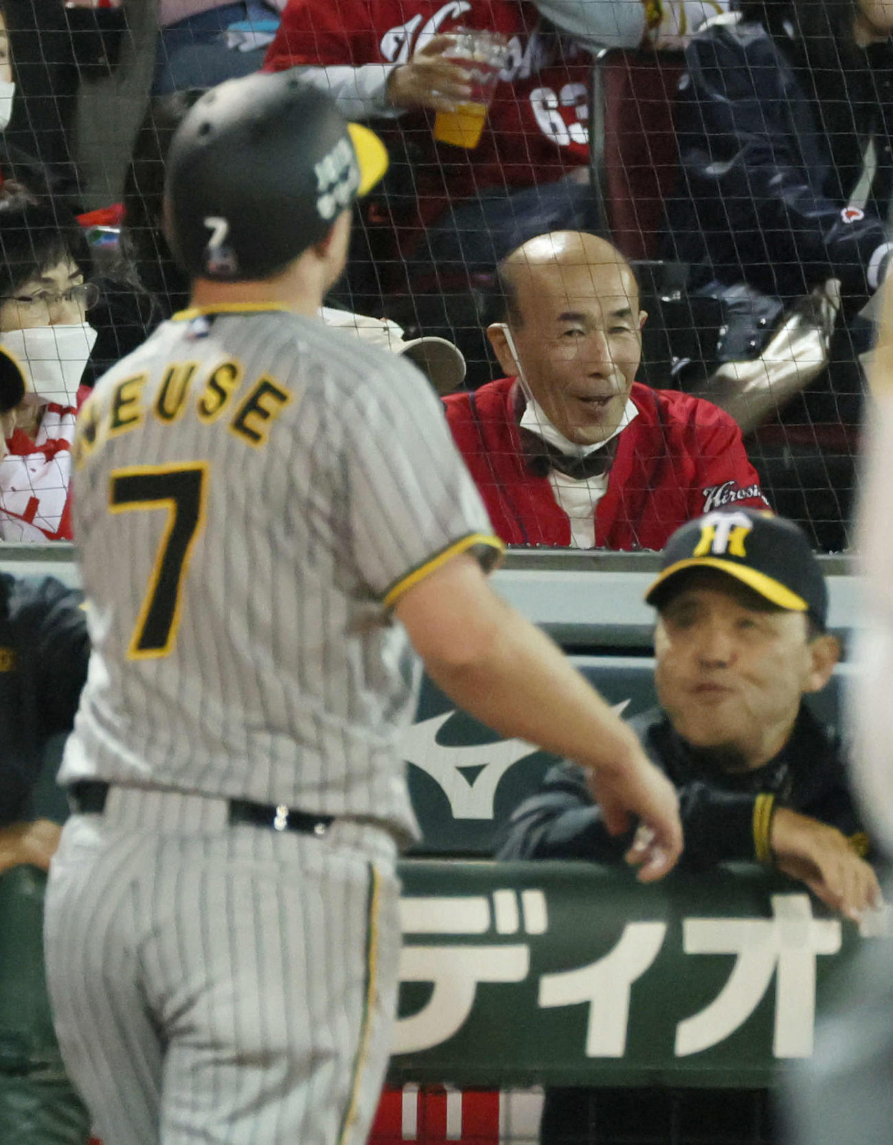 広島対阪神　4回表、森下の適時打で生還したノイジーを迎える岡田監督（撮影・加藤孝規）