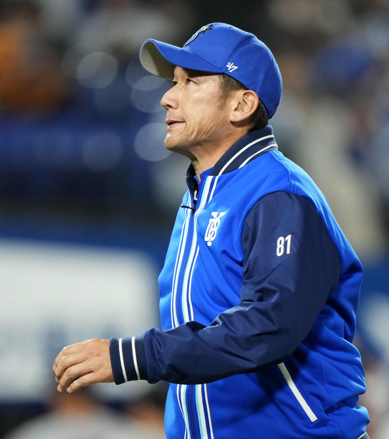 巨人に敗れ険しい表情でグラウンドを後にするDeNA三浦監督（2023年4月4日撮影）