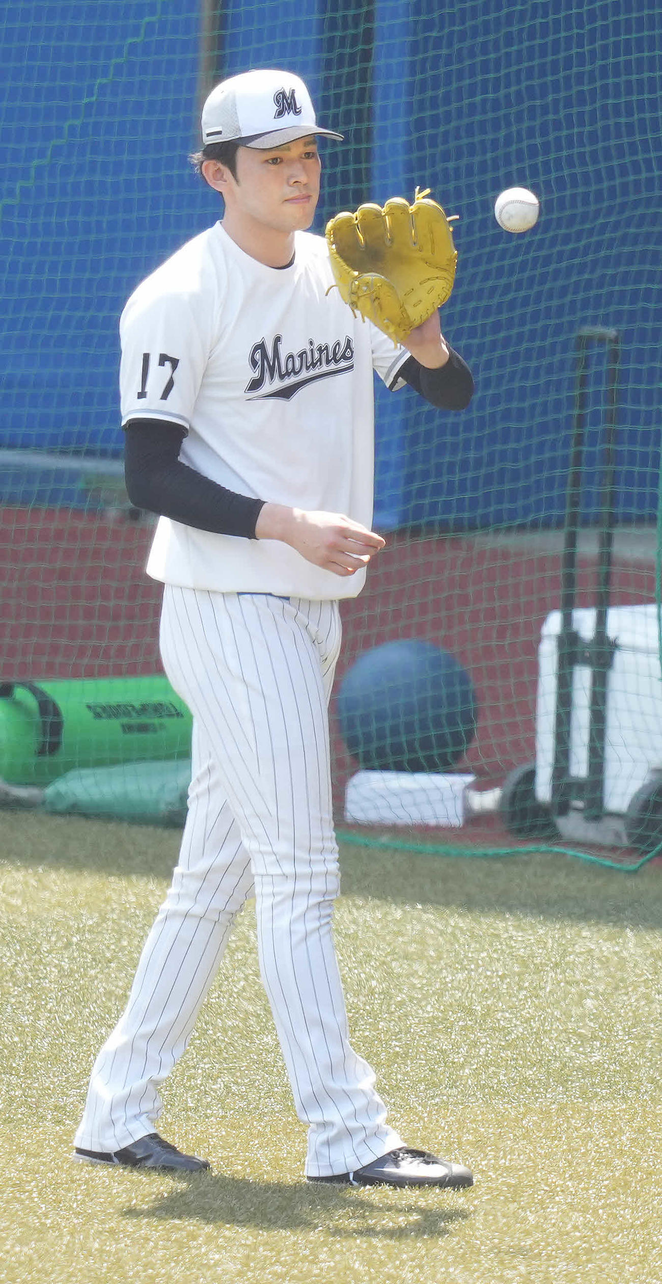 ロッテ対日本ハム　試合前練習でキャッチボールを終えたロッテ佐々木朗（撮影・鈴木みどり）