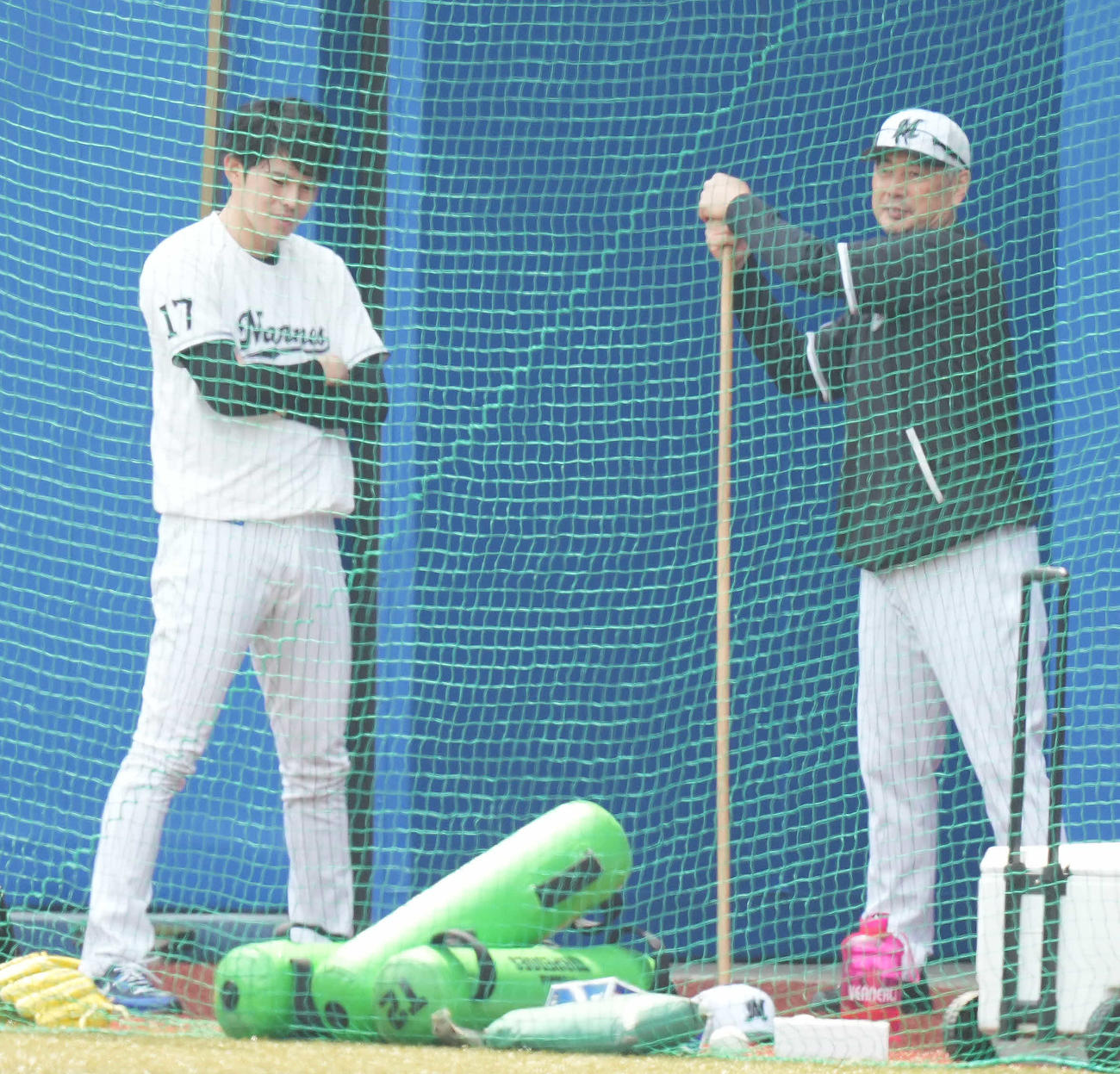 ロッテ対日本ハム　試合前練習で話すロッテ佐々木朗（左）と吉井監督（撮影・鈴木みどり）