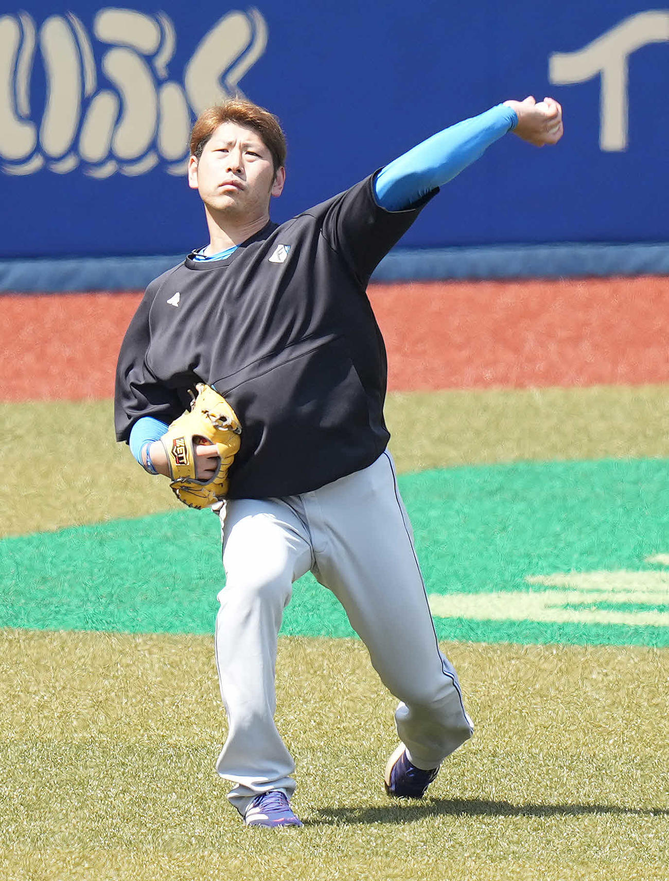 ロッテ対日本ハム　試合前練習でキャッチボールする日本ハム加藤貴（撮影・鈴木みどり）