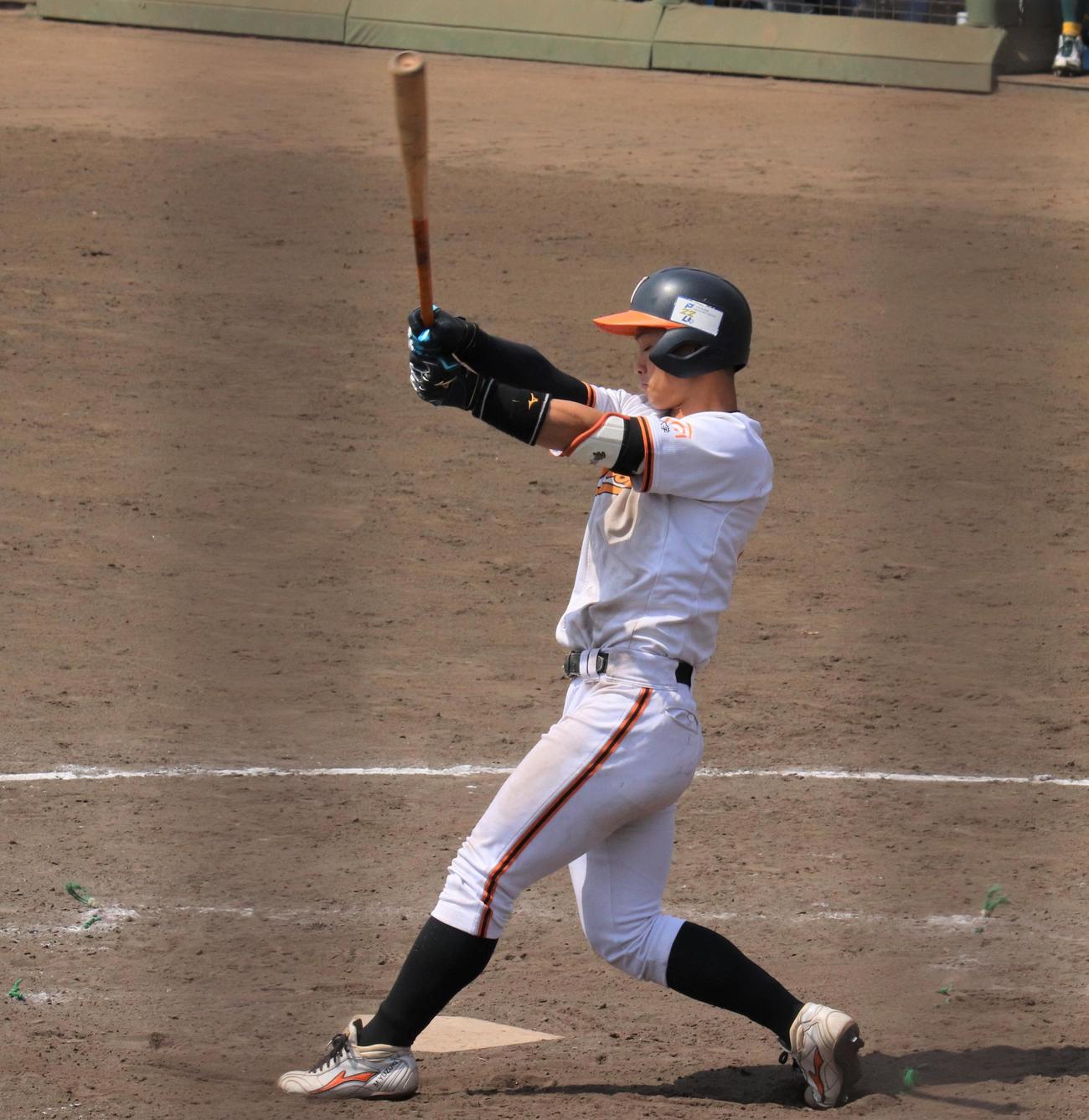 拓大対専大　2回表拓大2死二、三塁　3ラン本塁打を放った宮浦（撮影・星夏穂）