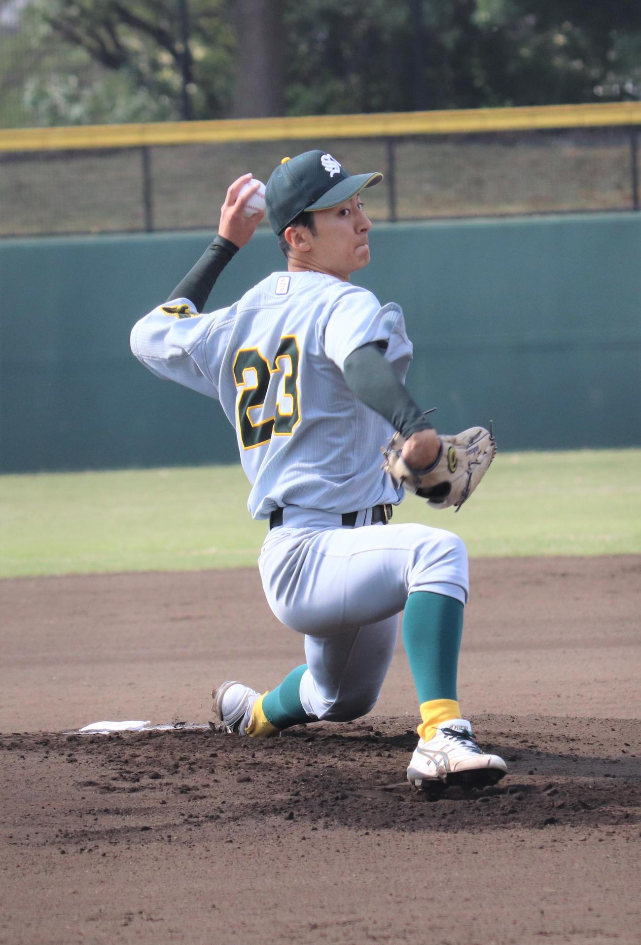 拓大対専大　先発し力投する専大・西村卓（撮影・星夏穂）
