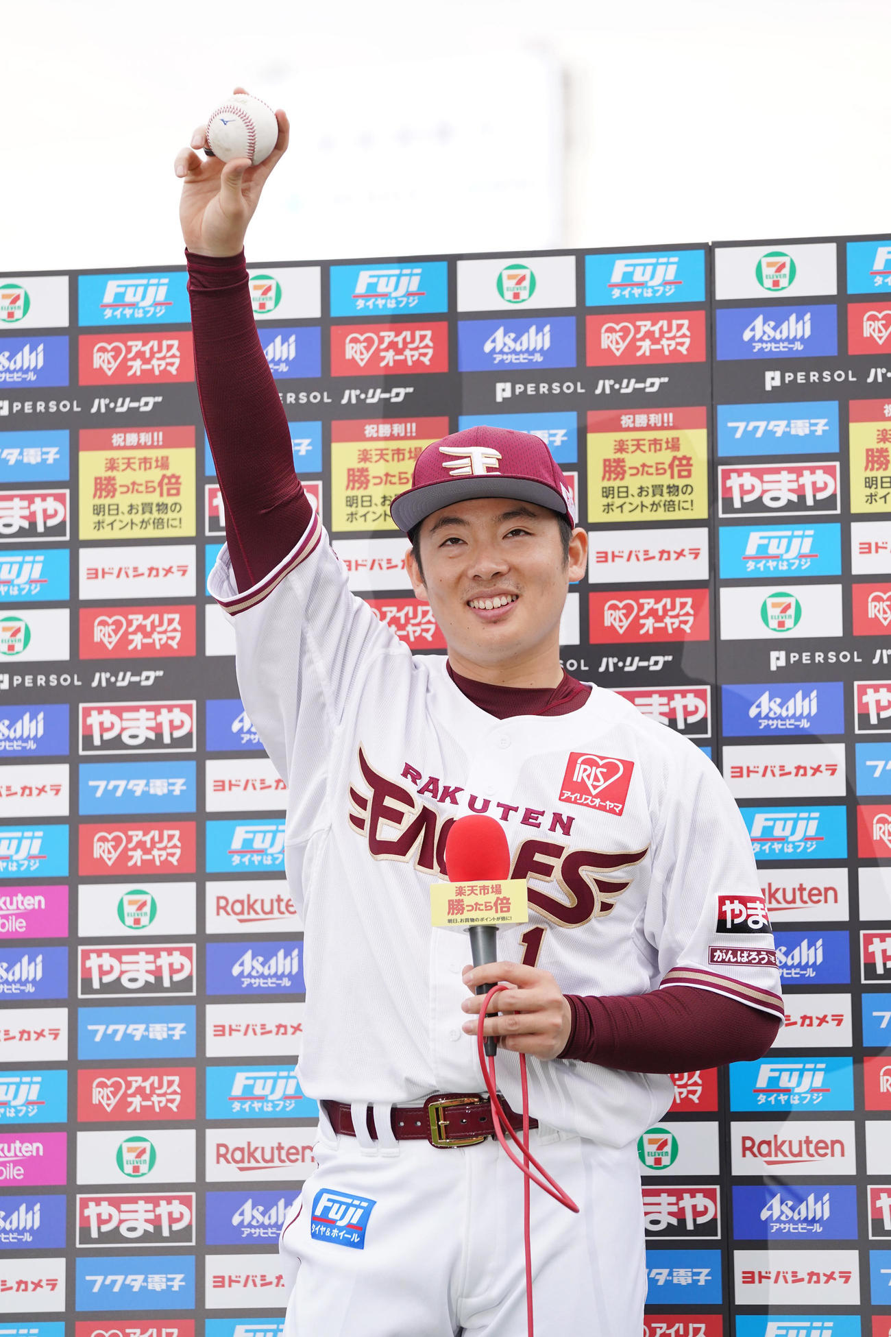 楽天対西武　史上最速でプロ入り通算200セーブを挙げた楽天松井裕はヒーローインタビューでウイニングボールを披露する（撮影・小沢裕）