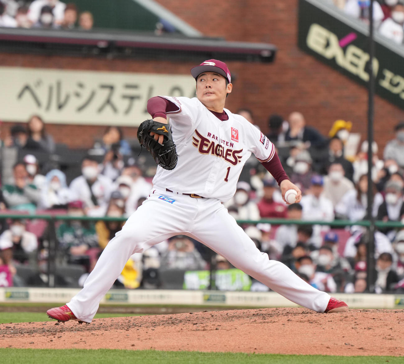 楽天対西武　史上最速でプロ入り通算200セーブを挙げた楽天松井裕（撮影・小沢裕）