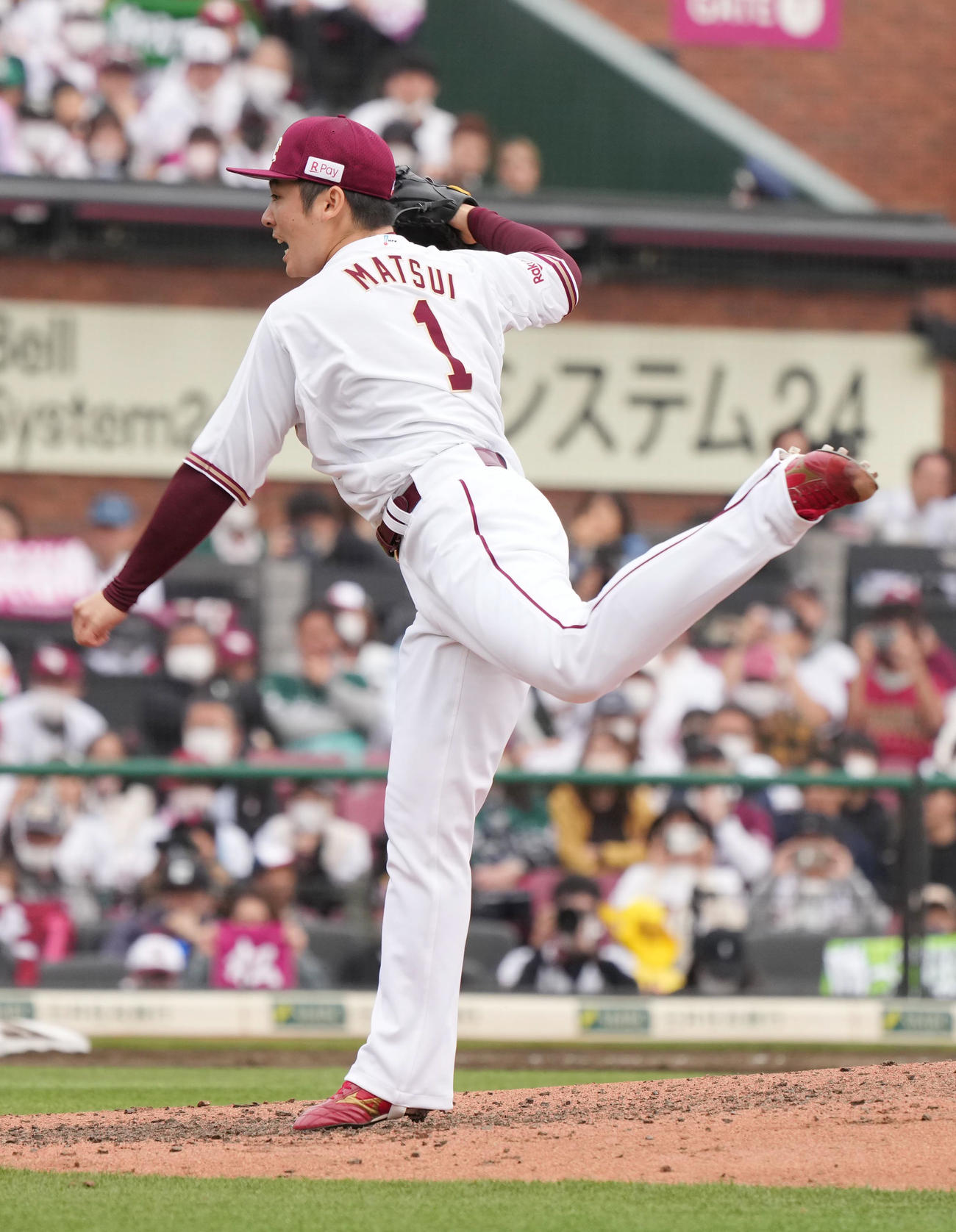 楽天対西武　史上最速でプロ入り通算200セーブを挙げた楽天松井裕（撮影・小沢裕）