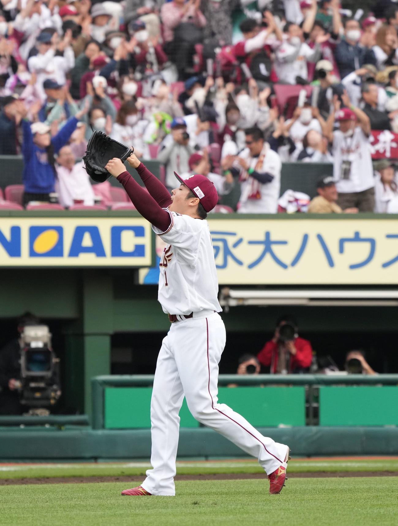 楽天対西武　史上最速でプロ入り通算200セーブを挙げた楽天松井裕は両手を掲げてガッツポーズ（撮影・小沢裕）