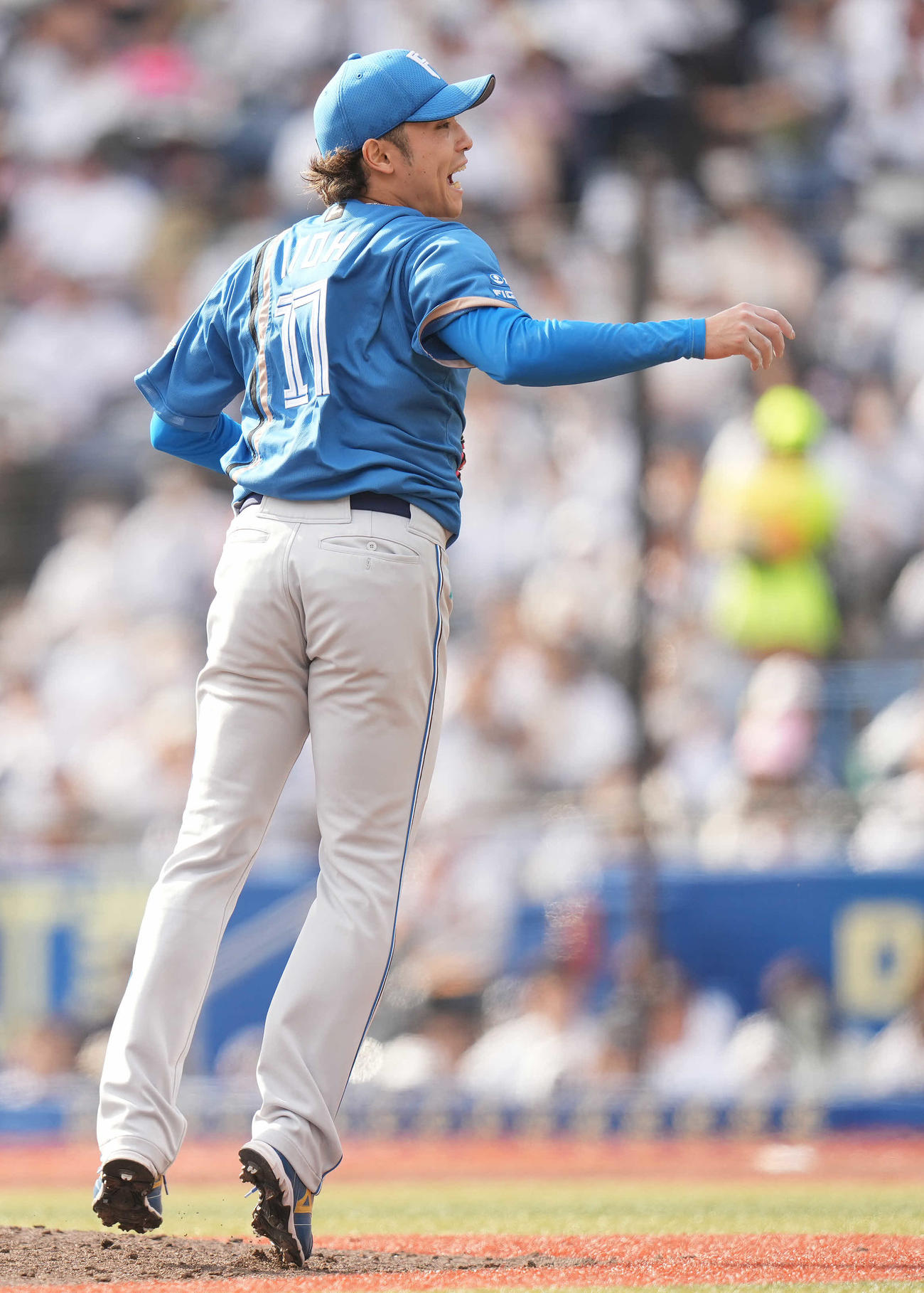 ロッテ対日本ハム　4回裏ロッテ2死二、三塁、田村を空振り三振に仕留める伊藤（撮影・鈴木みどり）