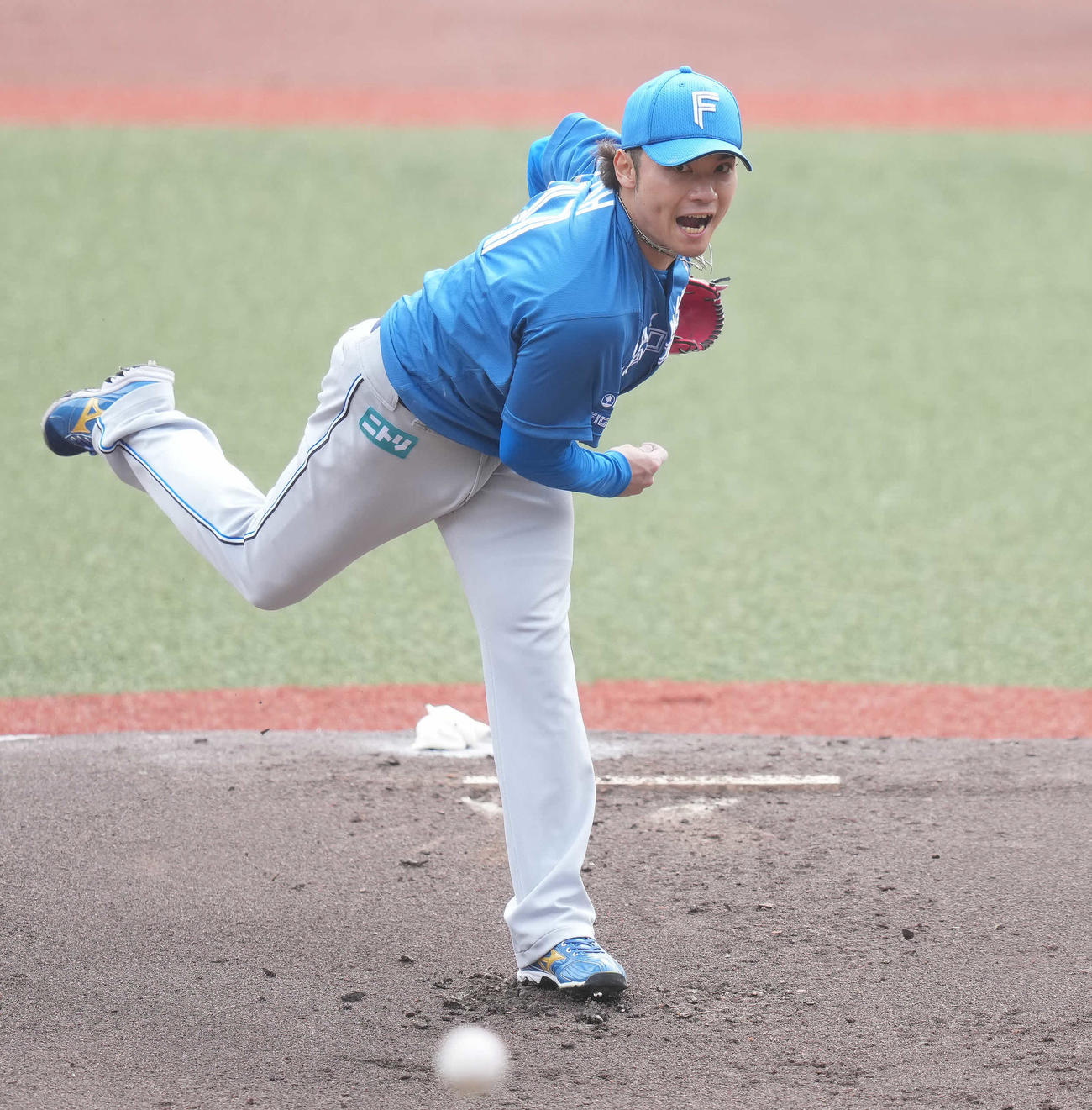 ロッテ対日本ハム　声を出しながら力投する日本ハム先発の伊藤（撮影・鈴木みどり）