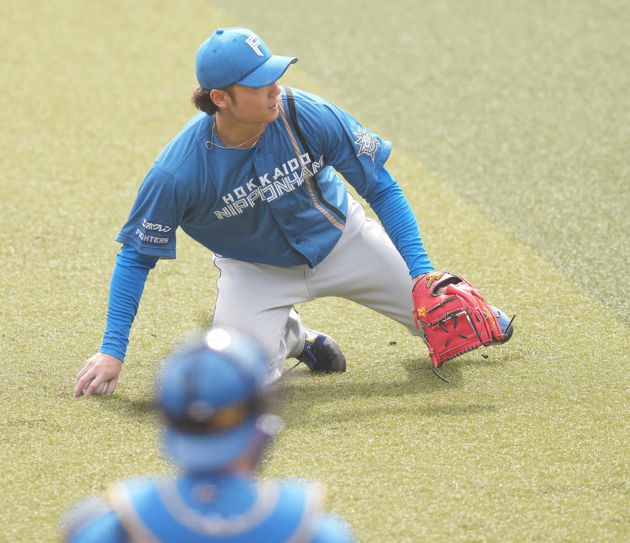 ロッテ対日本ハム　1回裏ロッテ1死、角中の打球を捕球後1度は落球するも、一塁へ送球し投ゴロに仕留める伊藤（撮影・鈴木みどり）