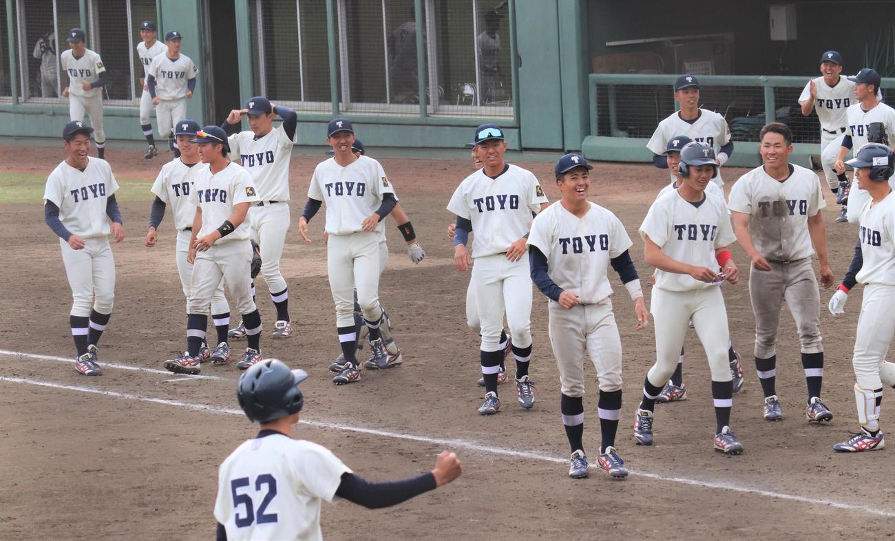 東農大対東洋大　サヨナラ勝ちを決め笑顔を見せる東洋大ナイン（撮影・星夏穂）