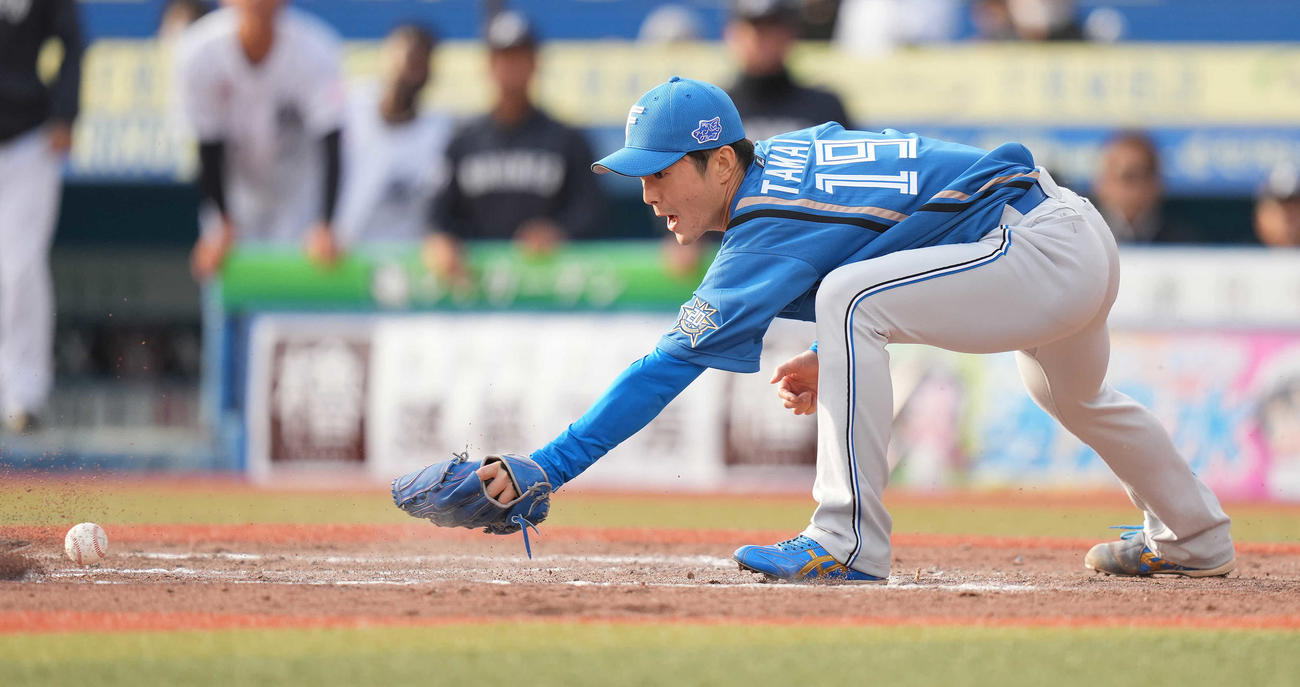 ロッテ対日本ハム　7回裏ロッテ2死満塁、打者中村奨の時、暴投で本塁カバーに入るも捕球できず、二塁走者藤原の生還を許す玉井（撮影・鈴木みどり）