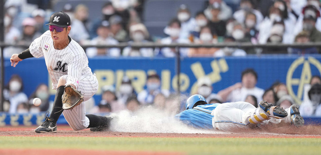 ロッテ対日本ハム　8回表日本ハム1死、内野安打を放ち一塁へヘッドスライディングする江越。一塁手山口（撮影・鈴木みどり）