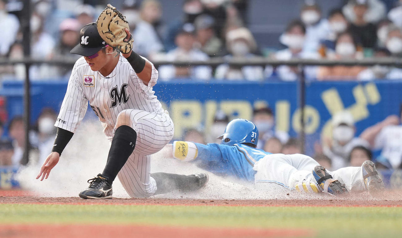 ロッテ対日本ハム　8回表日本ハム1死、内野安打を放ち一塁へヘッドスライディングする江越。一塁手山口（撮影・鈴木みどり）