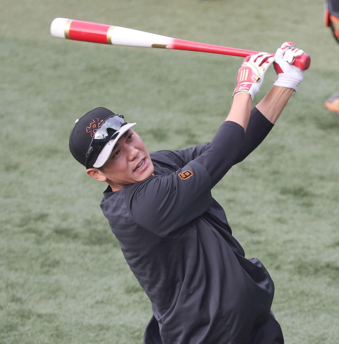 DeNA対巨人　試合前、打撃練習する巨人坂本（撮影・宮地輝）
