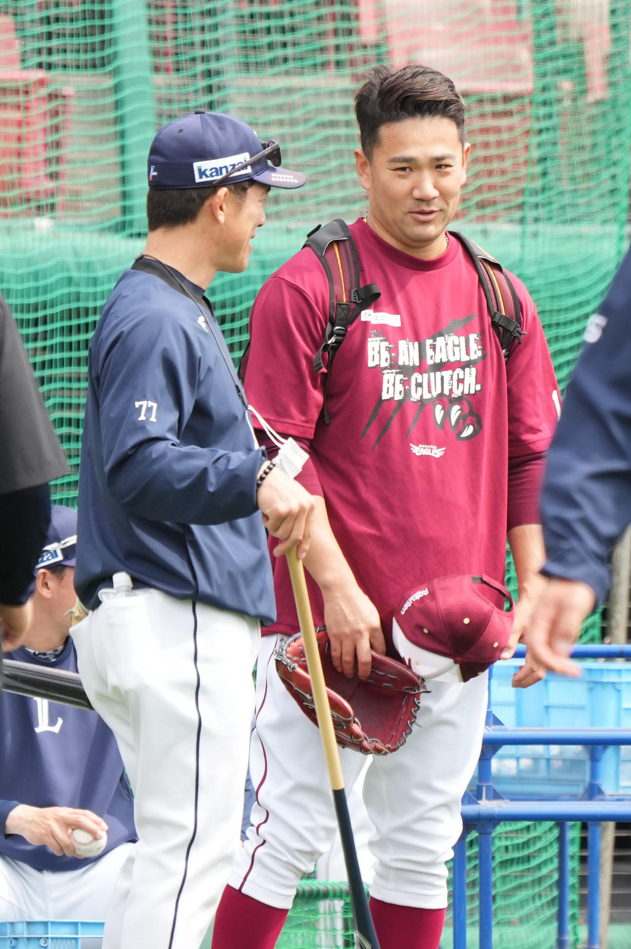 楽天対西武　試合前の練習で西武松井監督（左）にあいさつする楽天田中将（撮影・小沢裕）