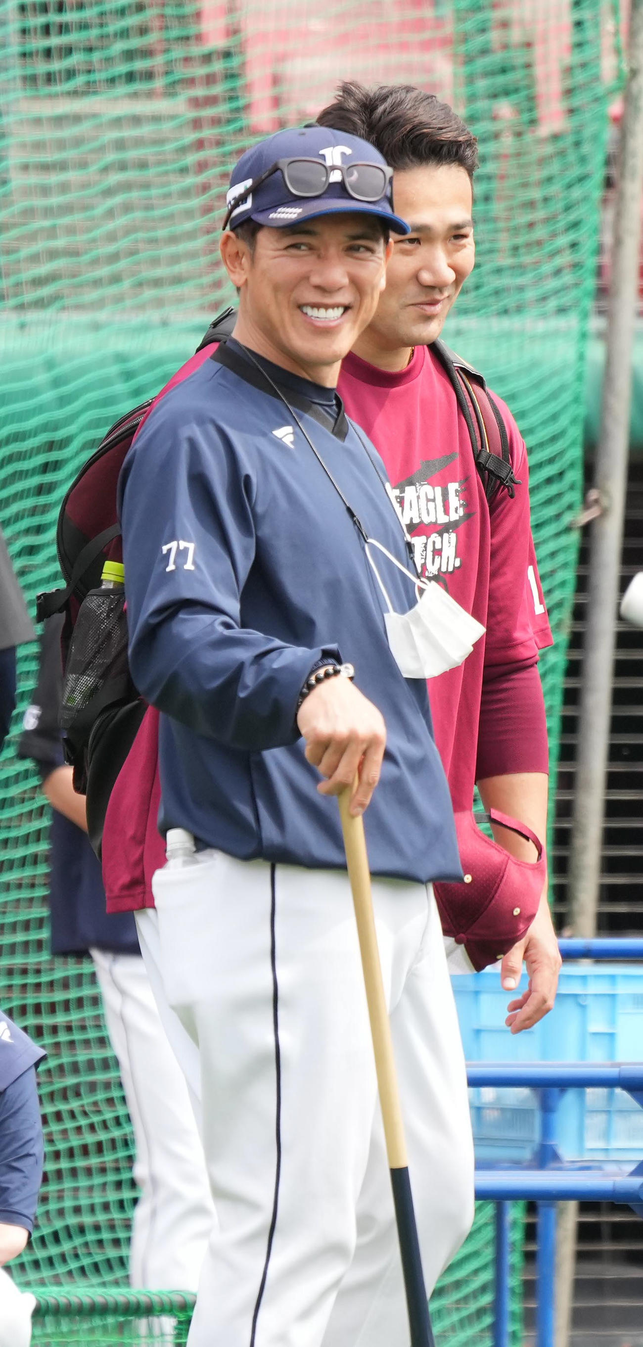楽天対西武　試合前の練習で西武松井監督（左）にあいさつする楽天田中将（撮影・小沢裕）
