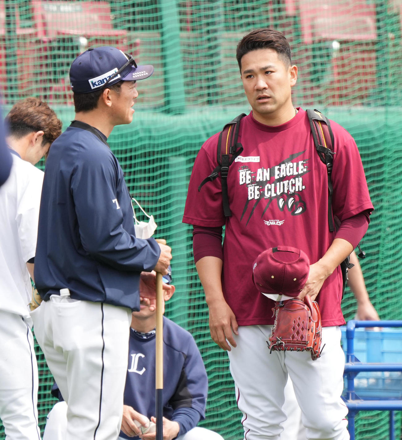 楽天対西武　試合前の練習で西武松井監督（左）にあいさつする楽天田中将（撮影・小沢裕）