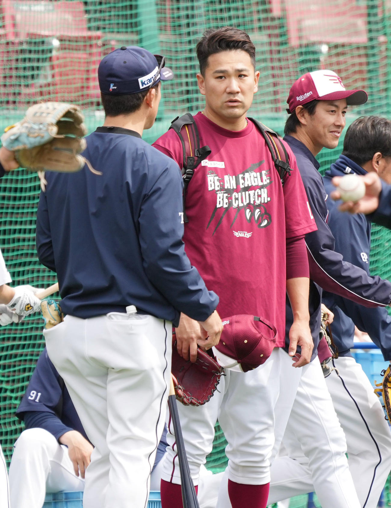 楽天対西武　試合前の練習で西武松井監督（左）にあいさつする楽天田中将。右は岸（撮影・小沢裕）