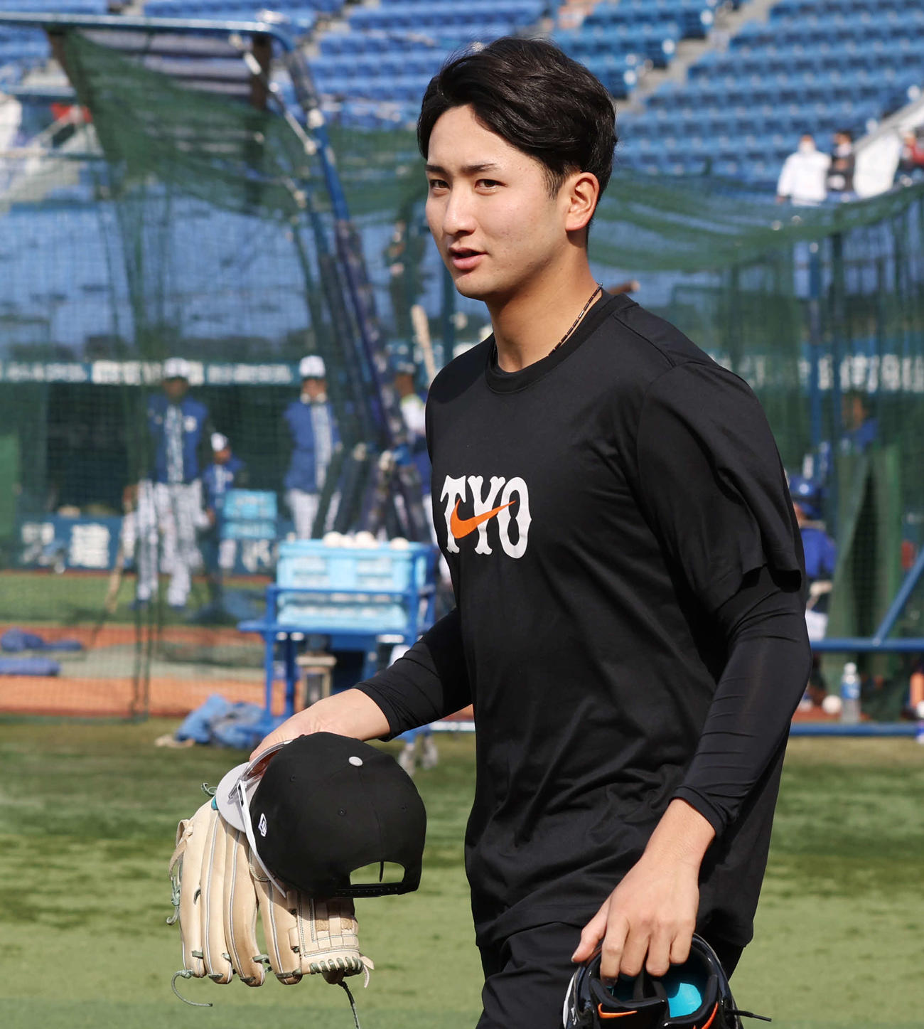 DeNA対巨人　試合前練習に向かう巨人横川（撮影・宮地輝）