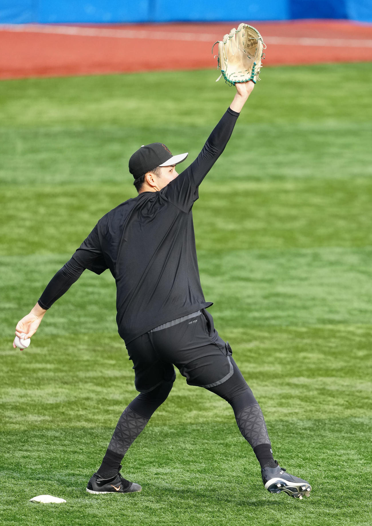 DeNA対巨人　試合前練習でキャッチボールする巨人横川（撮影・江口和貴）