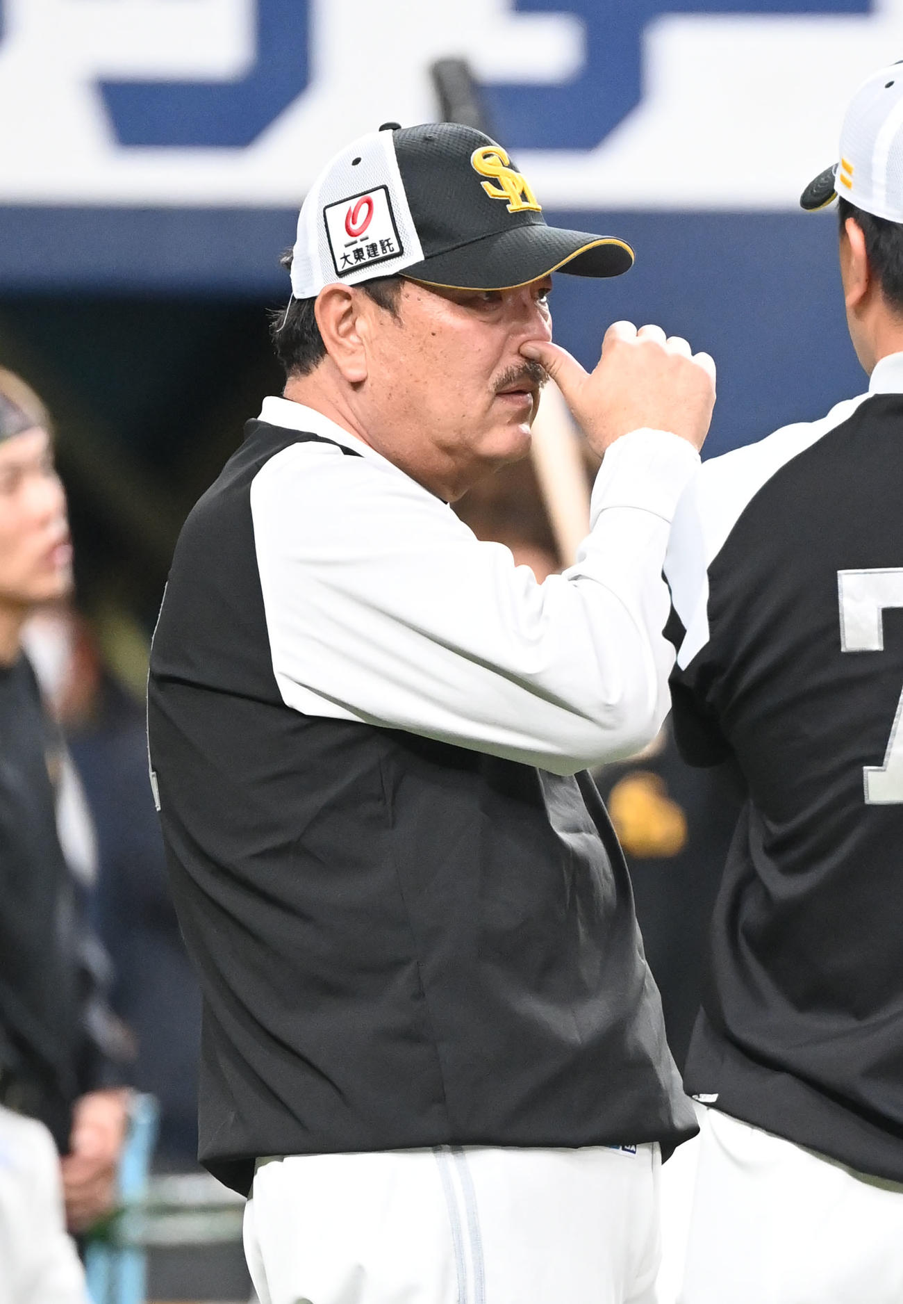 オリックス対ソフトバンク　ネット裏から試合前の練習をみるソフトバンク藤本監督（撮影・和賀正仁）