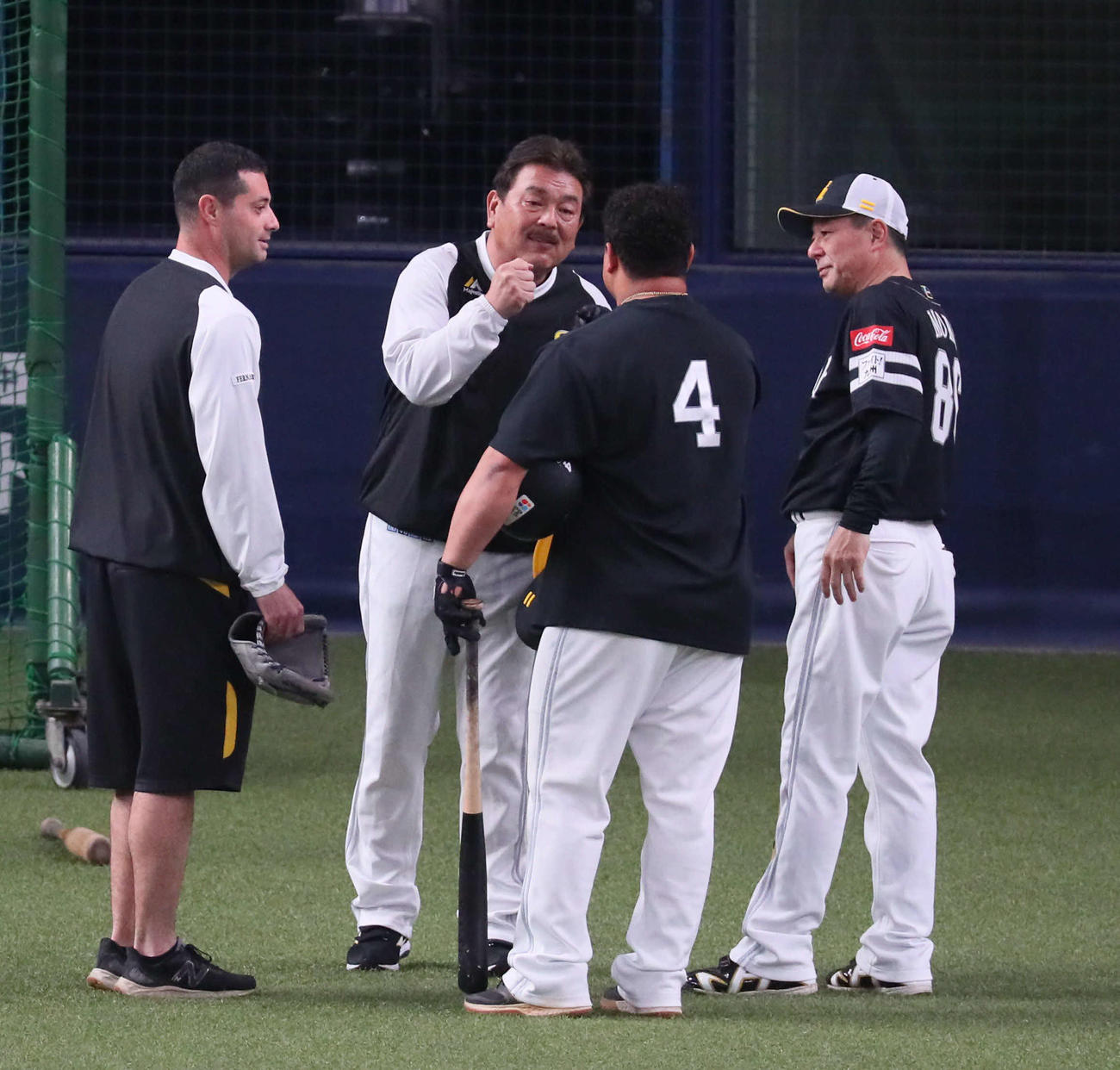 藤本監督（左から2人目）はフリー打撃を終えたアストゥディーヨ（同3人目）にアドバイスする（撮影・宮崎幸一）