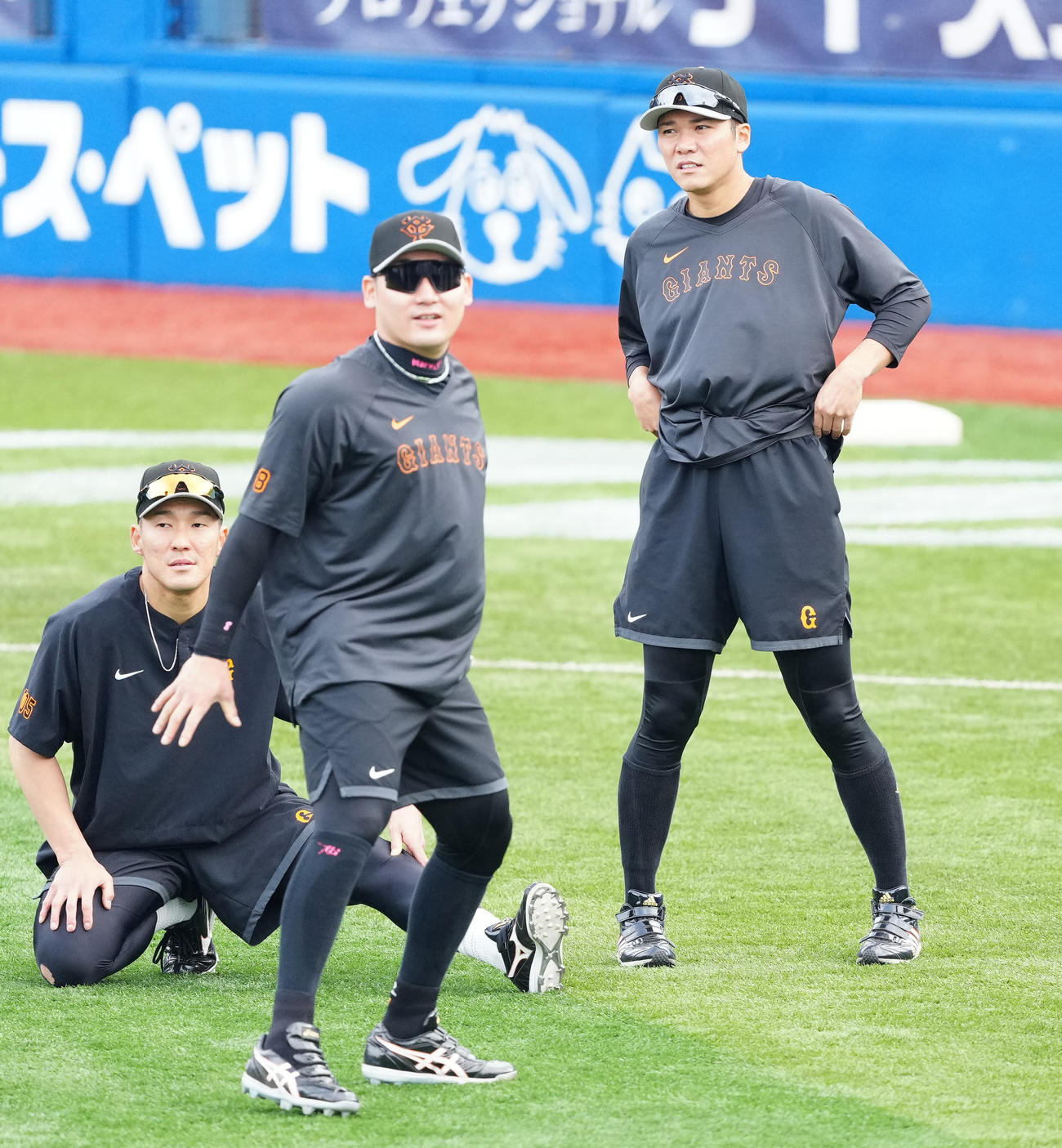 DeNA対巨人　試合前練習に臨む巨人坂本（右）（撮影・江口和貴）