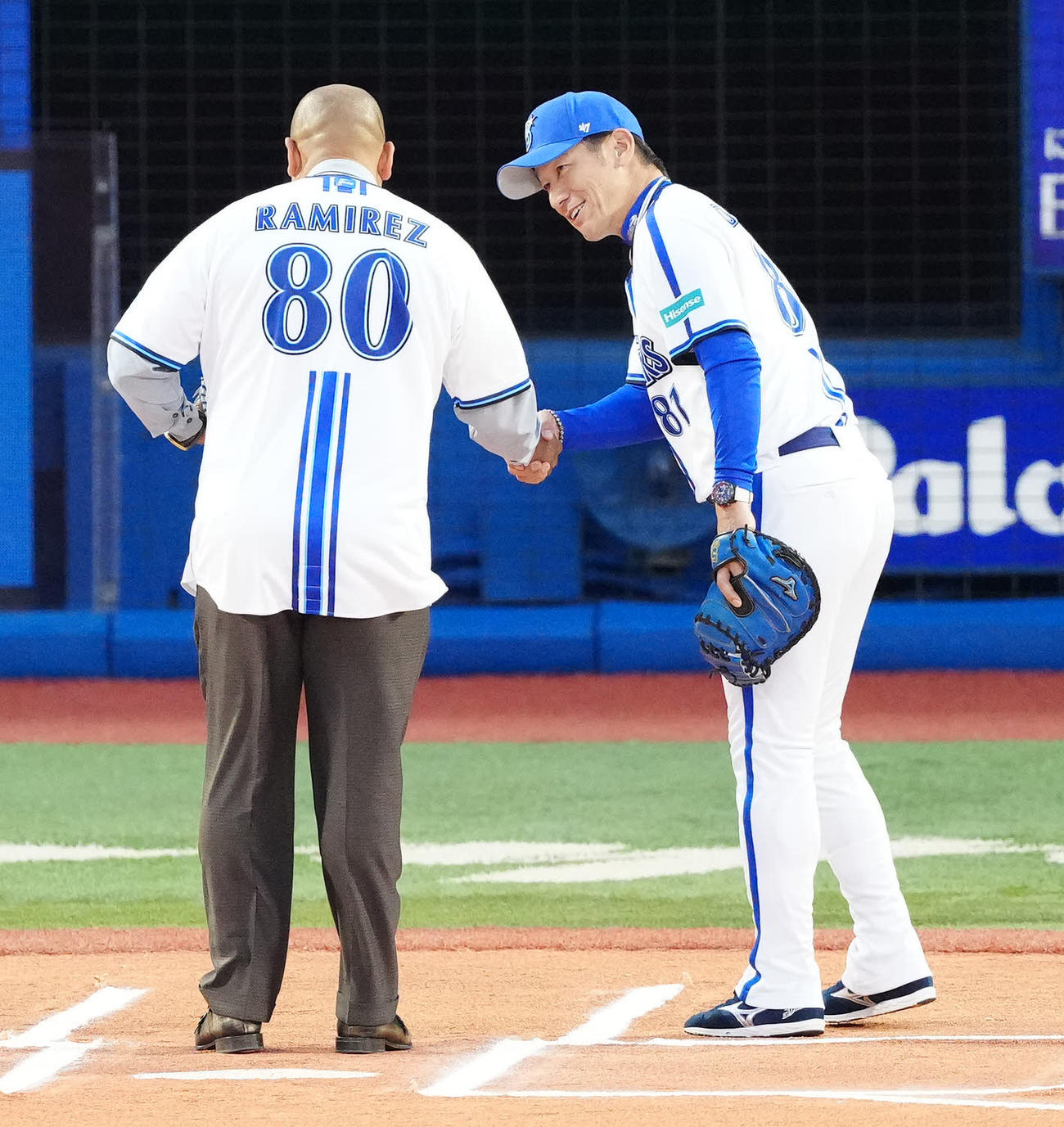 DeNA対巨人　試合前、セレモニアルピッチでラミレス氏（左）と握手を交わすDeNA三浦監督（撮影・江口和貴）