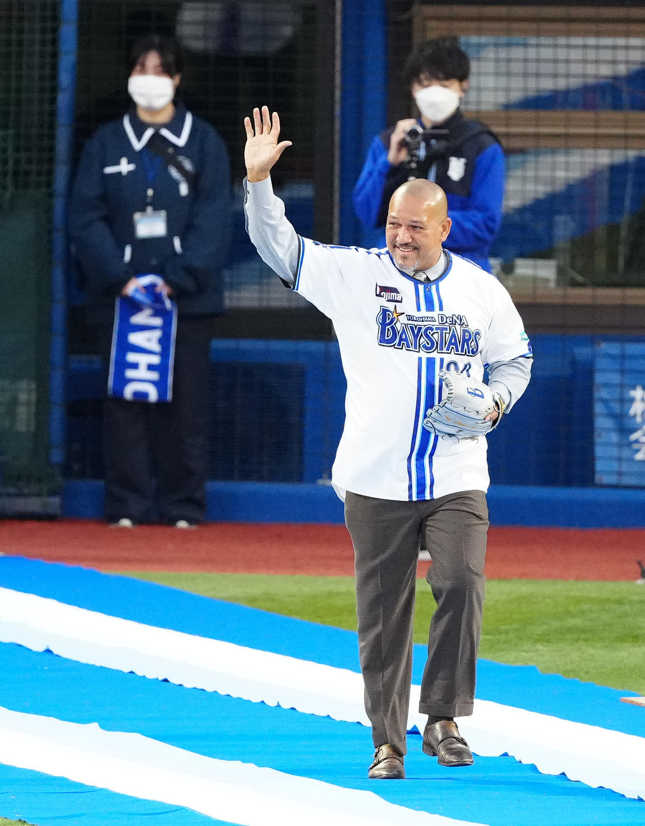 DeNA対巨人　試合前、セレモニアルピッチで登場するラミレス氏（撮影・江口和貴）