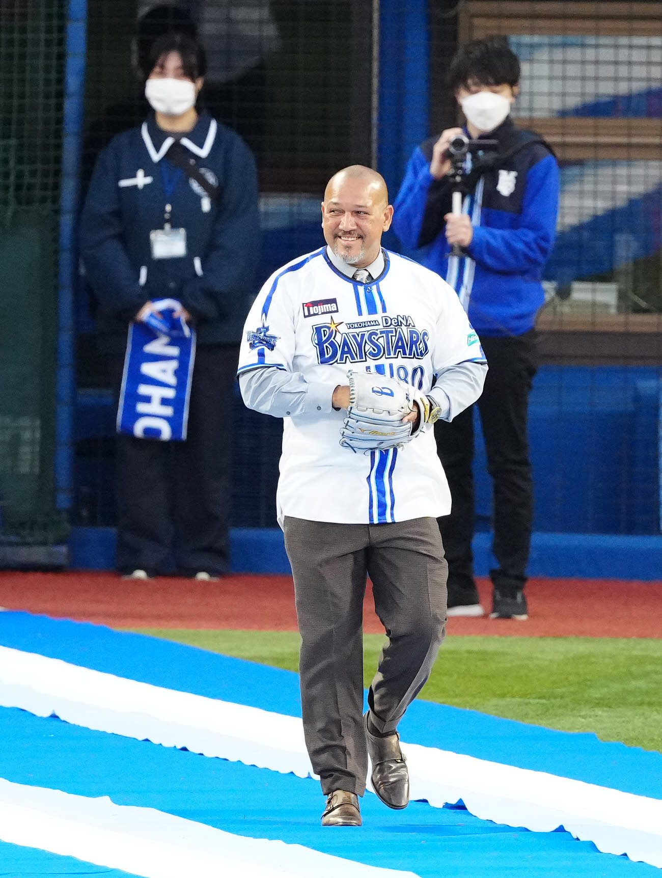 DeNA対巨人　試合前、セレモニアルピッチで登場するラミレス氏（撮影・江口和貴）