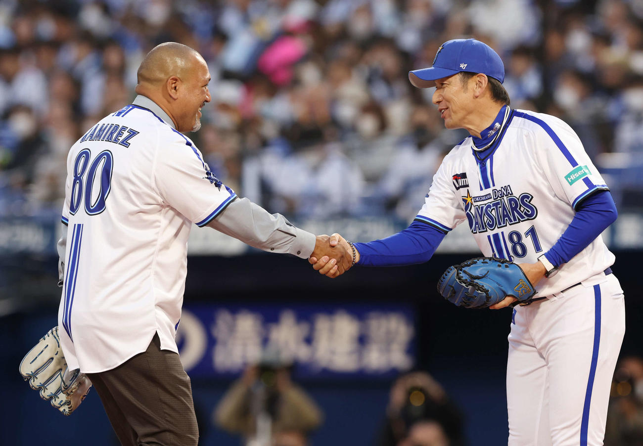 DeNA対巨人　始球式を務め、DeNA三浦監督（右）と握手を交わすアレックス・ラミレス氏（撮影・宮地輝）