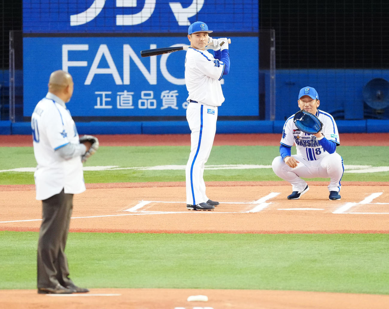 DeNA対巨人　試合前、セレモニアルピッチで捕手を務めるDeNA三浦監督（右）と打者佐野。手前はラミレス氏（撮影・江口和貴）