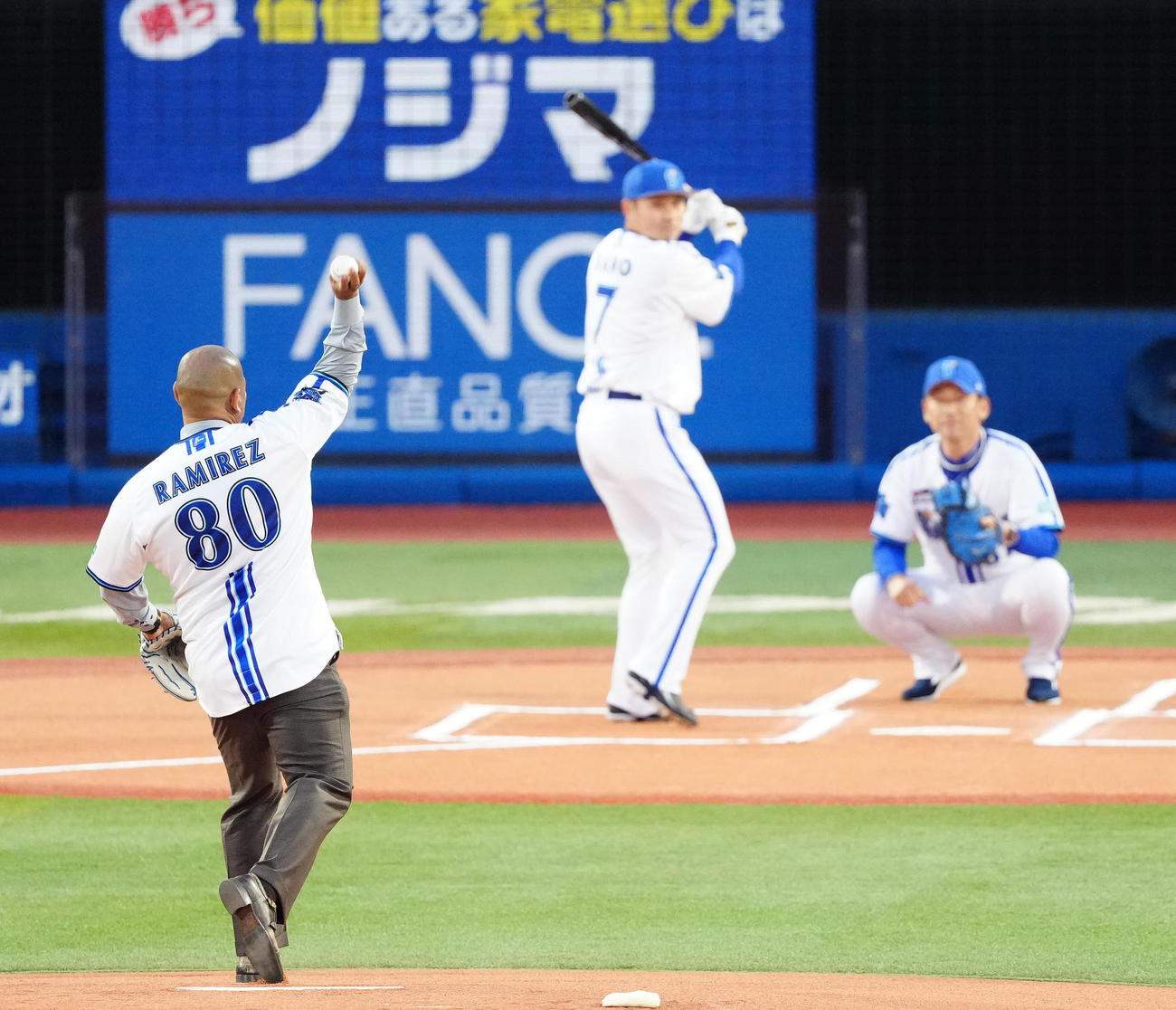 DeNA対巨人　試合前、セレモニアルピッチに臨むラミレス氏（手前）。捕手DeNA三浦監督、打者佐野（撮影・江口和貴）