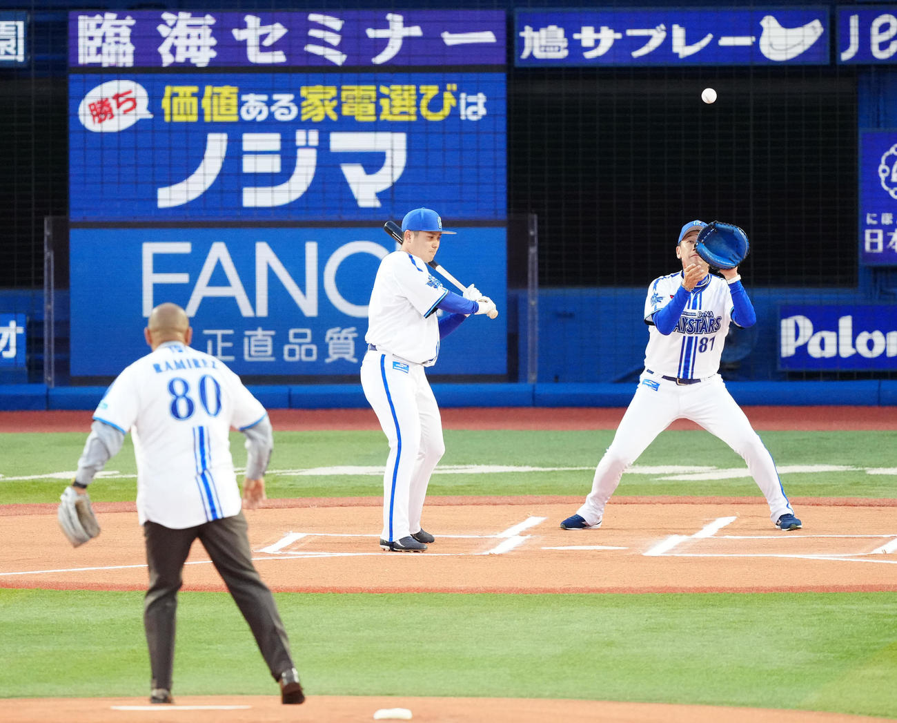 DeNA対巨人　試合前、セレモニアルピッチでラミレス氏（手前）のボールを捕球するDeNA三浦監督。打者佐野（撮影・江口和貴）