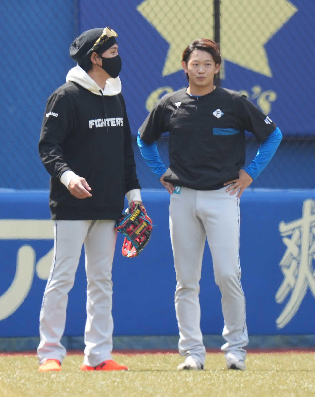 ロッテ対日本ハム　試合前練習中、鈴木（右）に声をかける日本ハム新庄監督（撮影・鈴木みどり）