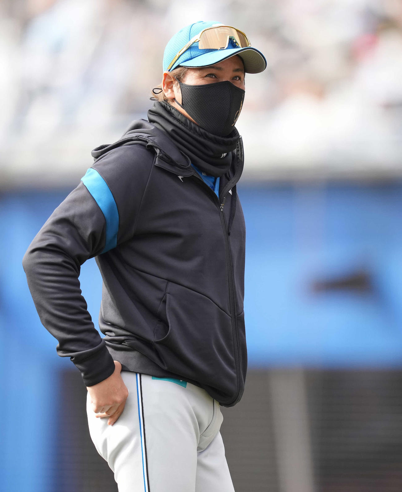 ロッテ対日本ハム　6回裏前、先発伊藤の交代を告げベンチへ戻る日本ハム新庄監督（撮影・鈴木みどり）