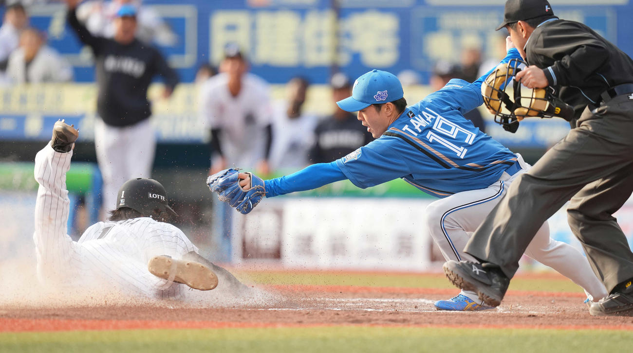 ロッテ対日本ハム　7回裏ロッテ2死満塁、打者中村奨の時、暴投で本塁カバーに入るも捕球できず、二塁走者藤原の生還を許す玉井（撮影・鈴木みどり）