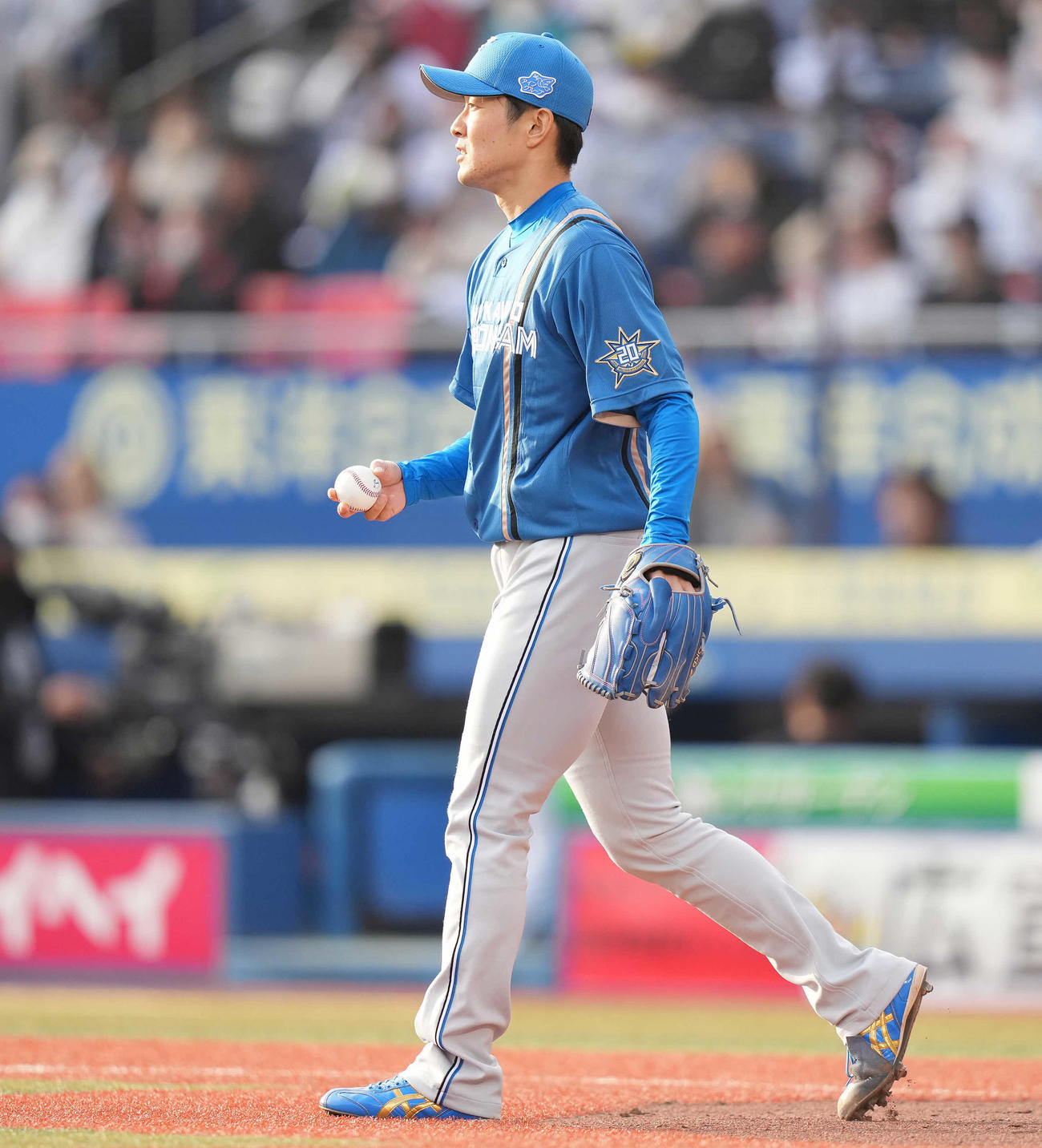 ロッテ対日本ハム　7回裏ロッテ2死満塁、打者中村奨の時、暴投で逆転を許し、浮かない表情の玉井（撮影・鈴木みどり）