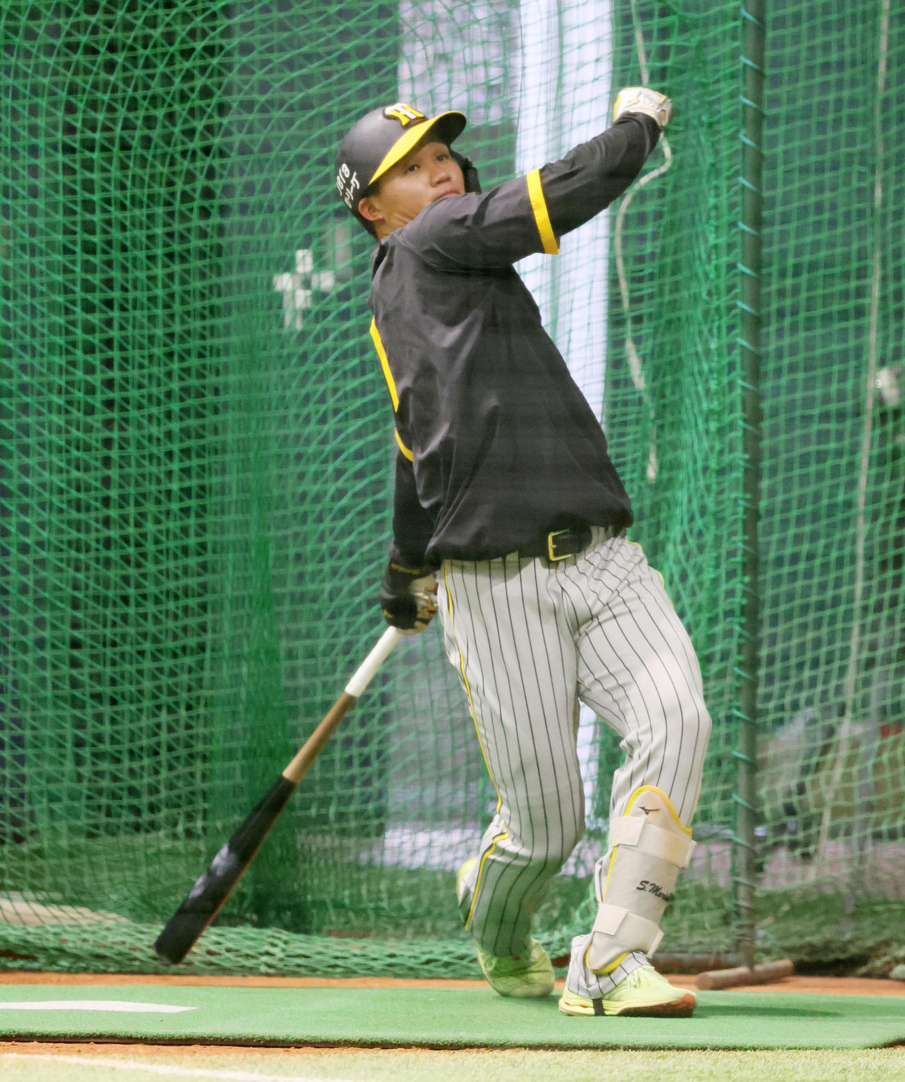 室内で打撃練習する森下（撮影・加藤哉）