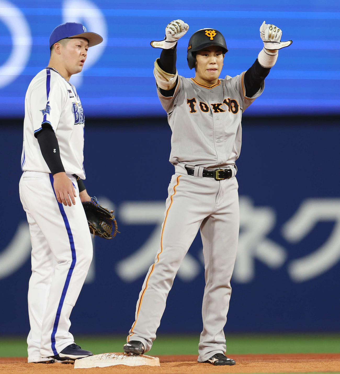 DeNA対巨人　2回表巨人2死一塁、プロ初安打となる左翼線二塁打を放ち、両手でガッツポーズする門脇（右）（撮影・宮地輝）