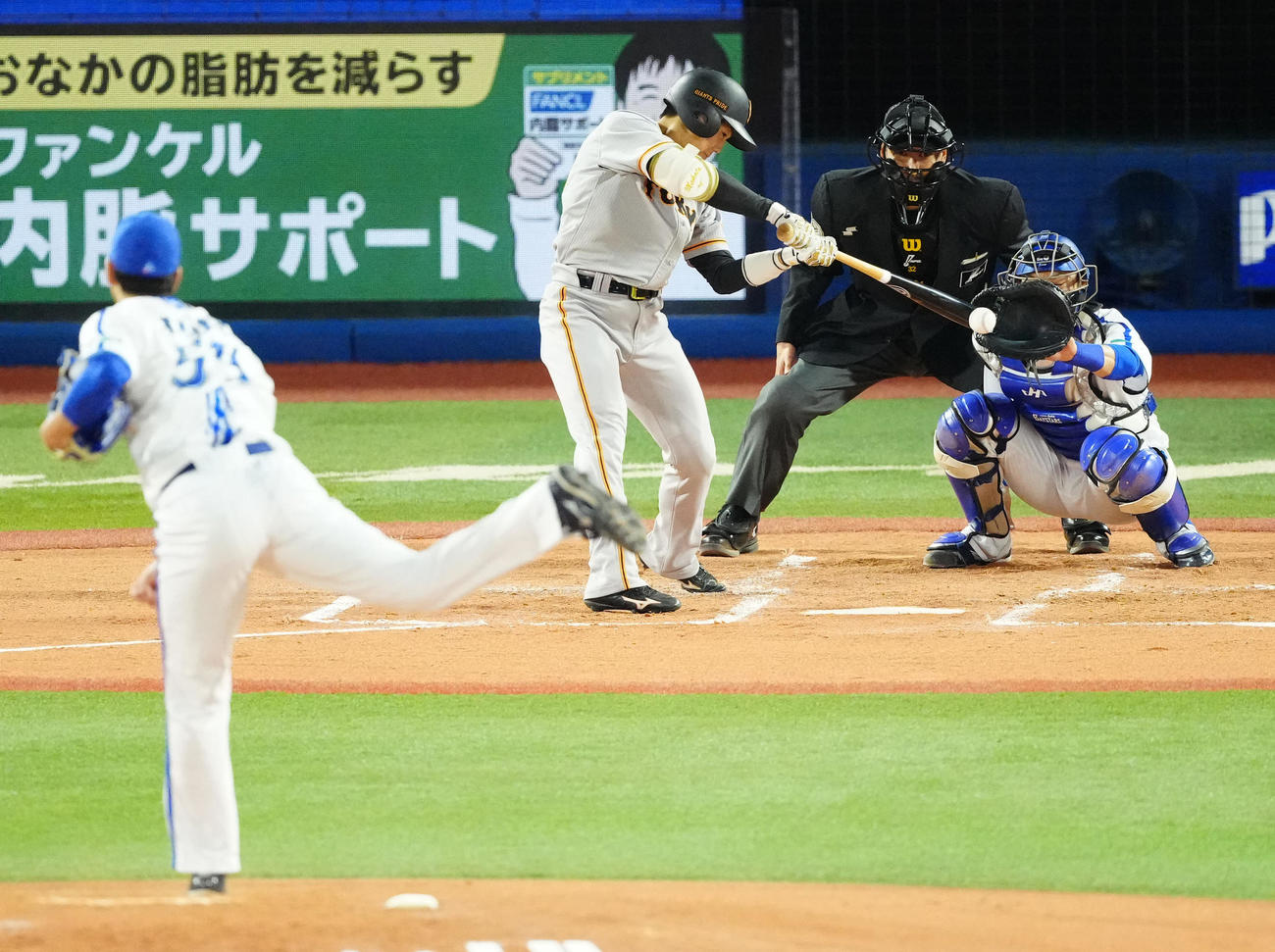 DeNA対巨人　2回表巨人2死一塁、プロ初安打となる左翼線二塁打を放つ門脇。投手平良（撮影・江口和貴）