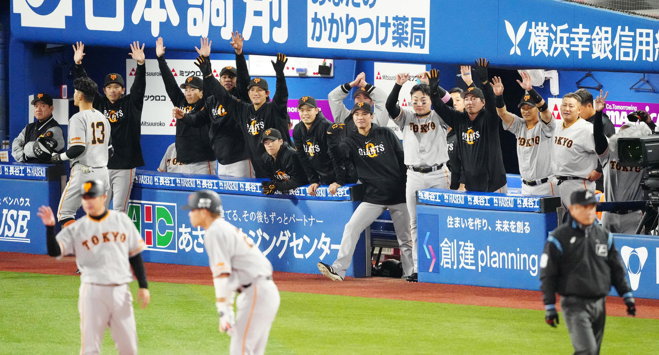 DeNA対巨人　2回表巨人2死一塁、門脇がプロ初安打となる二塁打を放ち、ベンチから祝福する選手たち（撮影・江口和貴）