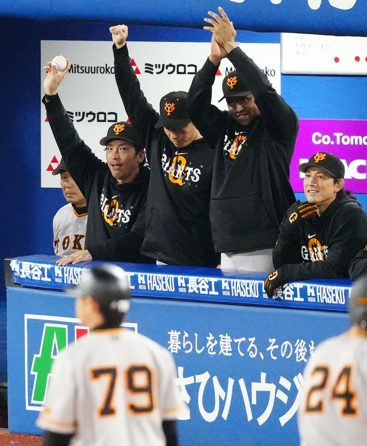 DeNA対巨人　2回表巨人2死一塁、プロ初安打となる二塁打を放った門脇の記念球を手にする松田（左）（撮影・江口和貴）