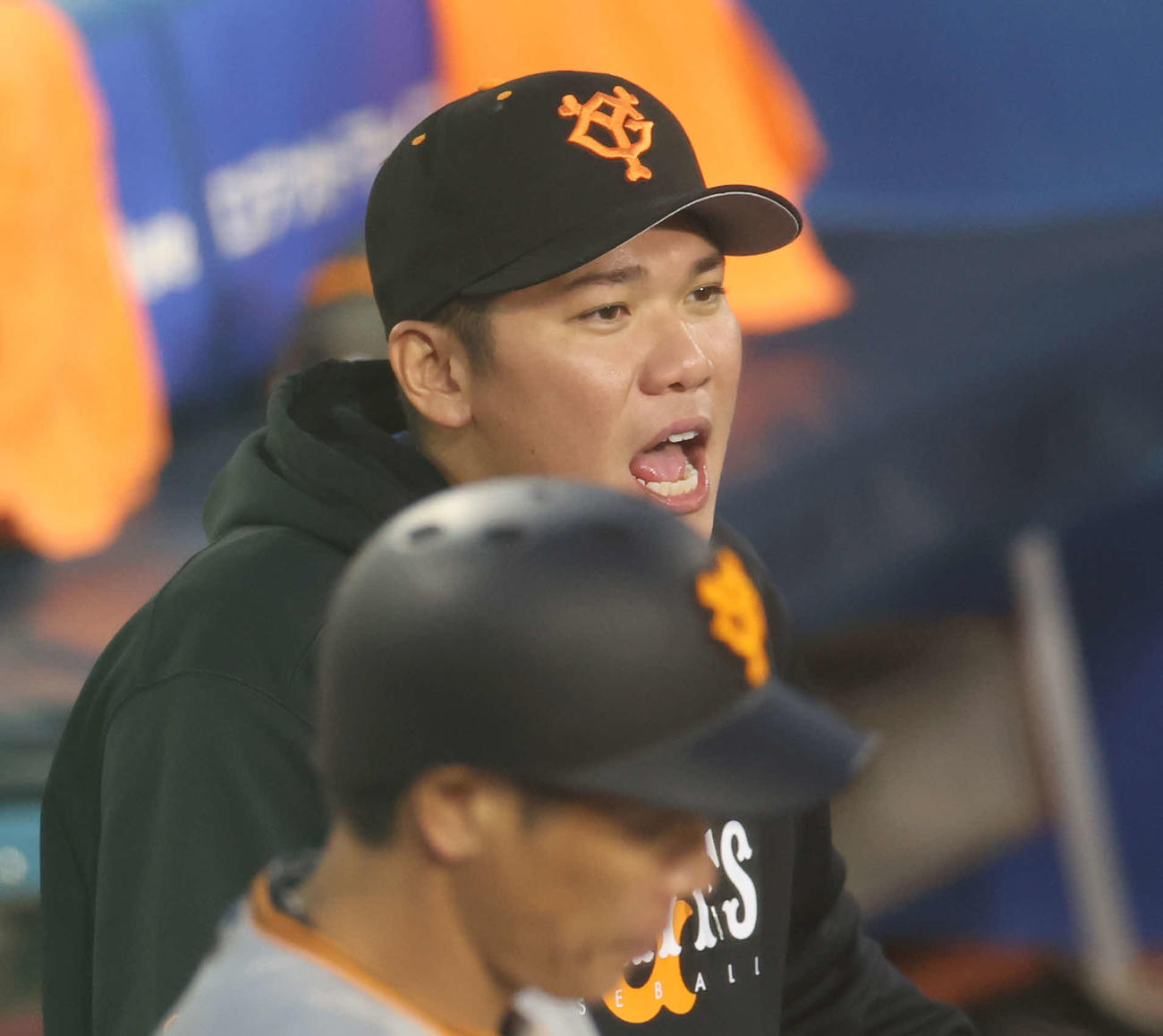 DeNA対巨人　ベンチから声を出す巨人坂本（撮影・宮地輝）