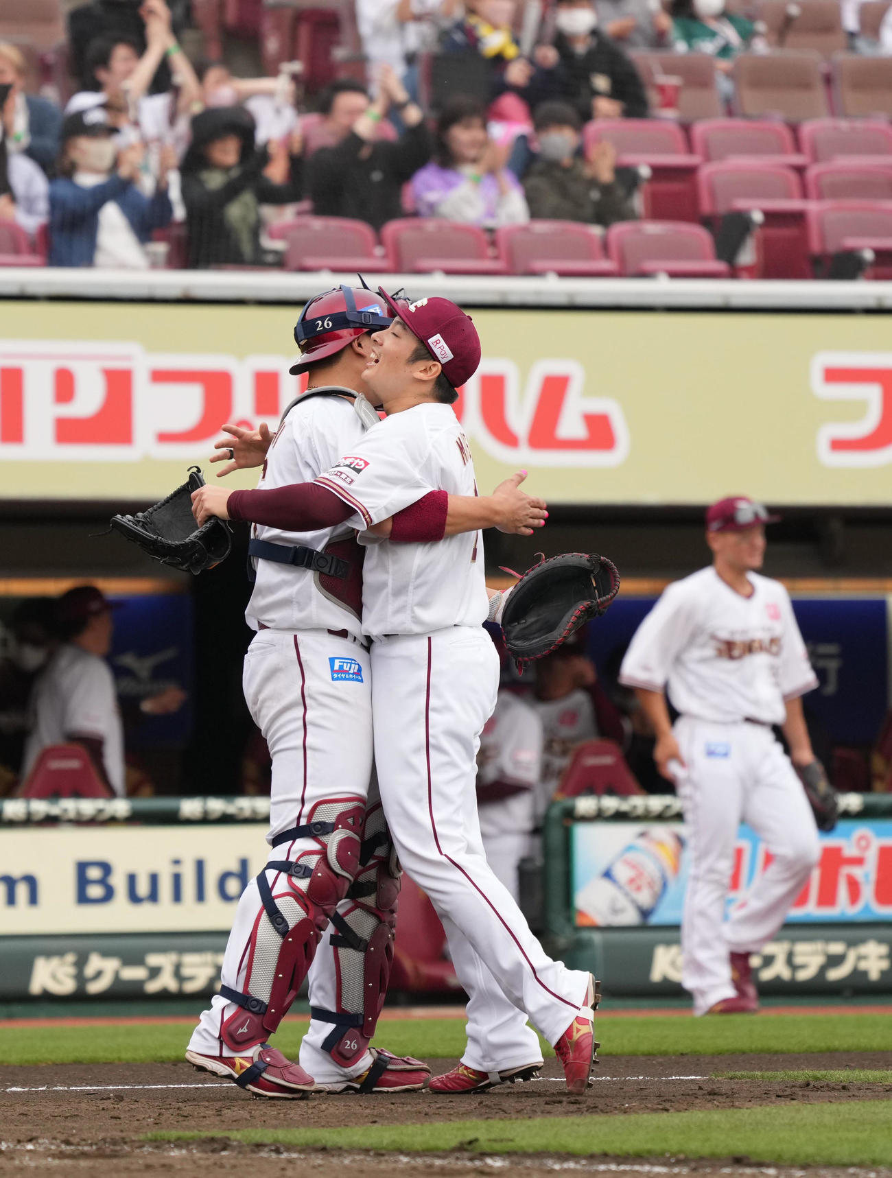 楽天対西武　史上最速でプロ入り通算200セーブを挙げた楽天松井裕（右）は捕手炭谷の祝福を受ける（撮影・小沢裕）