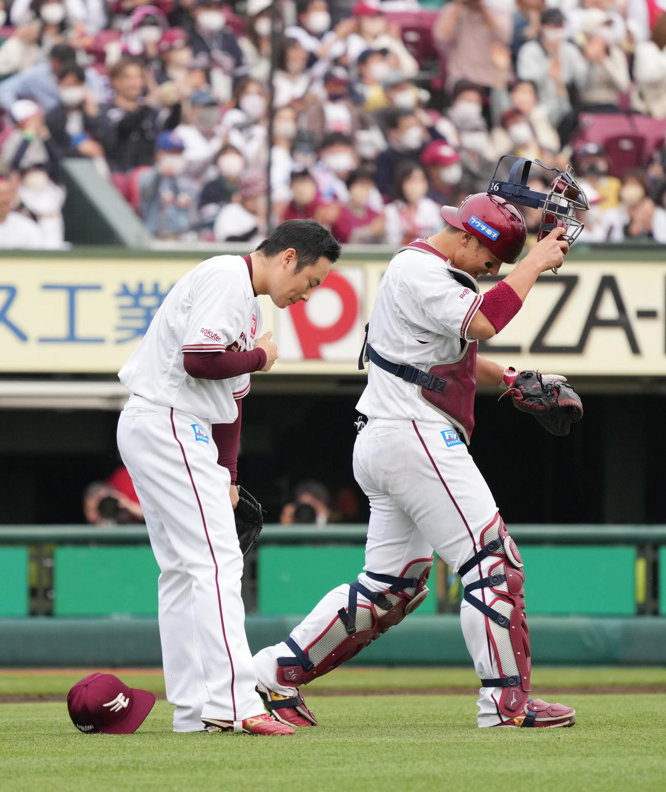 楽天対西武　史上最速でプロ入り通算200セーブを挙げた楽天松井裕はホッとしたように胸をなで下ろす。右は捕手炭谷（撮影・小沢裕）